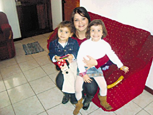  Tuvo ¢25 millones en sus manos. Aquí con sus hijas, Jimena de 2 años y Daniela de 4. Cortesía.