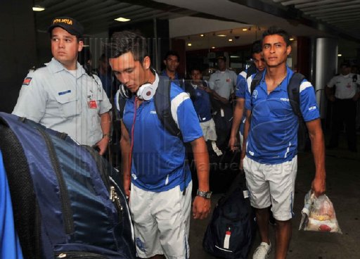 Selección de El Salvador llegó al país. Los jugadores cuscatlecos en el aeropuerto Juan Santamaría. Manuel Vega. 