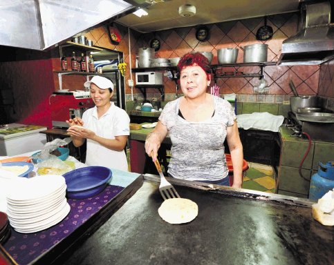  Una pupusera pura vida El inconfundible negocio de Mayra Guardado en Tibás
