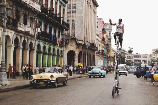 Se pasea en Cuba en bicicleta de 4 metros. Félix construyó la bicicleta. AP.