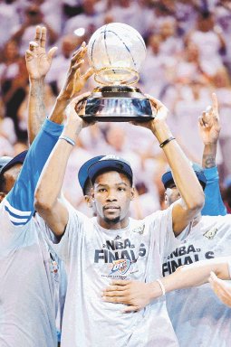  Thunder ilumina la NBA. Los Thunder celebraron el casa su primer título de Conferencia. Ahora van por más.Ap.