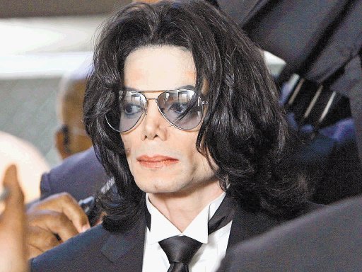  Demandan a Michael Jackson. Le piden mil millones de dólares. Web.