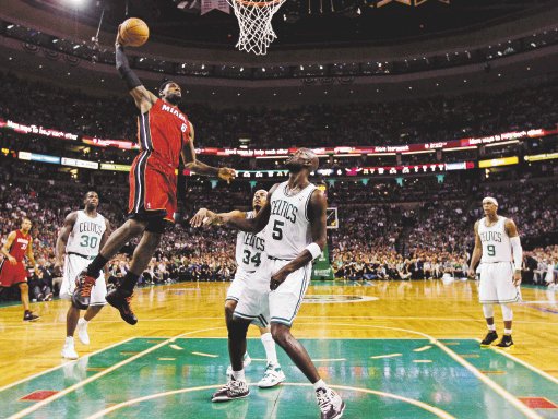 Heat apuesta al mejor LeBron. James está volando alto y el Heat confía en que mantenga su nivel para alcanzar la final. Primero a derrotar hoy a Boston.AP.