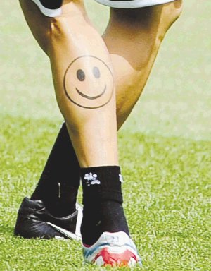 Italiano sonríe con su pierna. Peculiar tatuaje.EFE
