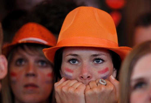 Una seguidora de la selección de fútbol holandesa lamenta la derrota del equipo en Rotterdam, Holanda hoy 9 de junio de 2012.. / EFE.