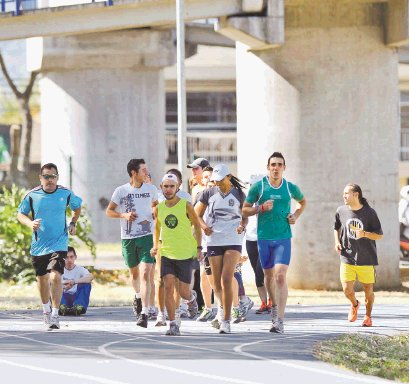  Corredores se adueñan de calles y parques nacionales. Decenas corren durante la mañana y tarde en el Parque Metropolitano la Sabana. Manuel Vega.