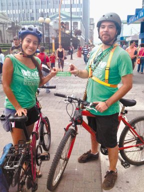  Ciclistas festejan aval para inicio de ciclovía. Los ciclistas Soledad Castro y Mauricio Solano recordaron que la ciclovía da seguridad vial.Katherine Chaves.