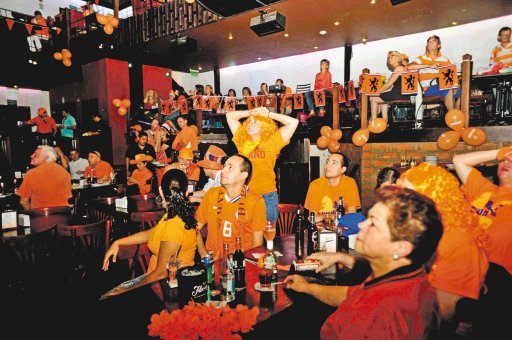  Como estar en Ámsterdam. Colorido. Así se veía el Jazz Café, totalmente naranja. Los aficionados holandeses vibraron en las acciones donde su selección estuvo a punto de empatar el juego, que al final perdieron 0-1 ante Dinamarca. M. Bertozzi. 