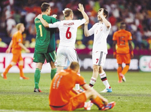  Robben se chimó. Robben quedó sentado sobre la grama, viendo como los daneses festejaban el triunfo por la mínima ante su selección.EFE.