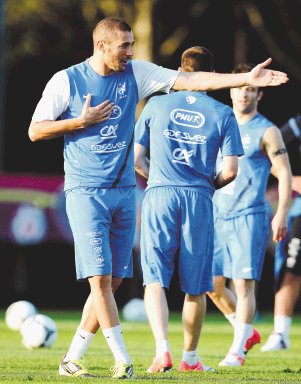  A evitar problemas. Benzema es la esperanza de gol de Francia en la Euro. Llega en buen nivel.AFP