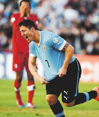  “Fue un canto al fútbol”. Cristian Rodríguez gritó con toda el alma su anotación. Atrás los peruanos se lamentan. EFE.