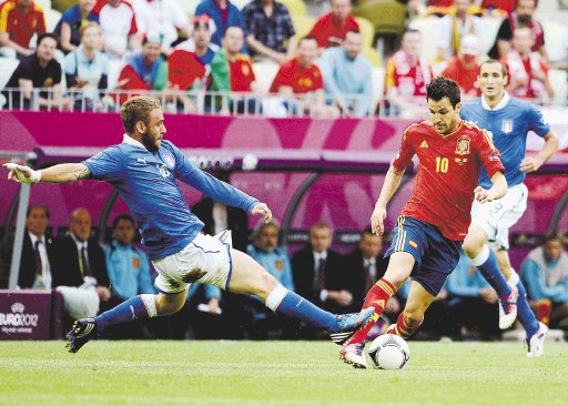 España lloró por el césped. Fábregas logró la anotación española, para empatar a 1 con los italianos. EFE.