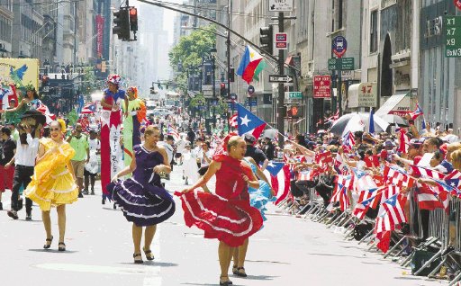 Día puertorriqueño. Miles de personas se congregaron a lo largo de la Quinta Avenida de Manhattan en Nueva York ayer, domingo 10 de junio de 2012, para celebrar el Desfile Nacional Puertorriqueño. EFE.