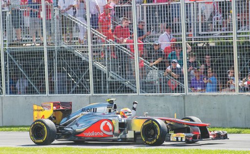  Hamilton se robó la punta. Hamilton levanta el puño en señal de victoria tras ganar el GP de Canadá y ser el nuevo líder del campeoanto de Fórmula Uno.AFP.