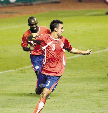 Es hora “Pipo”. González le anotó a Guatemala en la victoria de 3 por 2. Ahora debutará en la eliminatoria. Archivo.