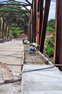  Cambio en cauce del río obligó a rediseñar puente del Tárcoles Conavi prevé que estructura estará lista en agosto