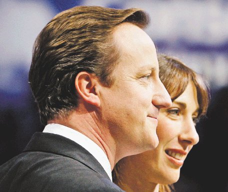 Primer ministro inglés olvidó a su hija. La pequeña tiene ocho años. AP.