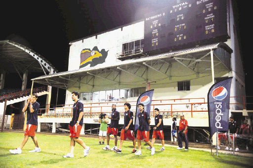  “Sele” pasada por agua. Anoche a las 8 p.m. (6 p.m. hora tica) de Guyana, los seleccionados efectuaron una caminata en el campo del estadio. En la mañana la lluvia los acompañó en el entrenamiento.Eyleen Vargas.