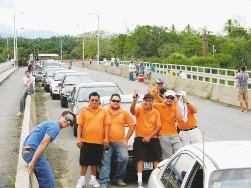  Arremetida de porteadores afectó tránsitoen provincias. Algunos se ubicaron en el puente sobre el río Parrita.Mario Guevara.