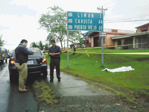  Asesinado en calle de Limón. El crimen ocurrió junto a una transitada vía. Jéssica Salazar.