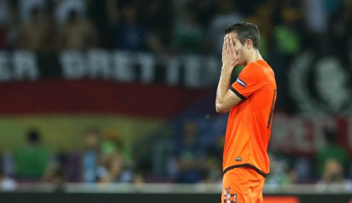 Gómez empuja a Holanda al abismo. El jugador de Holanda Robin van Persie se lamenta tras un gol de Alemania. Foto: EFE.