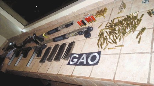  Arsenal en media finca. Parte del lote de armas encontrado por el GAO. Cortesía MSP.