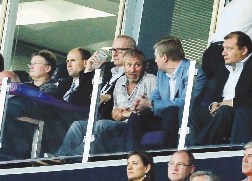 ¿A quién fue a ver?. El dueño del equipo Chelsea, Roman Abramovich, fue visto en el partido entre Alemania y Holanda. No se sabe si el empresario está interesado en alguno de los jugadores de estas dos selecciones.. 