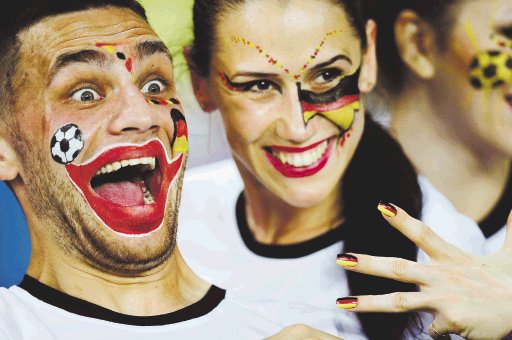 Guasón teutón. La fiesta alemana se vivió en grande. Este aficionado se pintó en su rostro la risa del famoso personaje de “El Guasón” para mostrar la gran felicidad que tenía al saber que su equipo derrotó a Holanda.. 