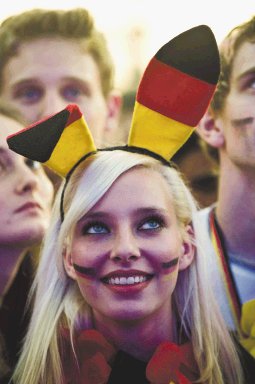 Bella conejita. Esta aficionada alemana puso en su cabeza las famosas orejas que usan los modelos de la revista “Playboy”. La “conejita” alemana está muy contenta por el triunfo de su equipo ante los tulipanes.. 