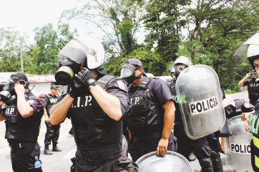  Tensa calma tras control de muelles Con acción policial, Poder Ejecutivo rehabilitó labores en Moín