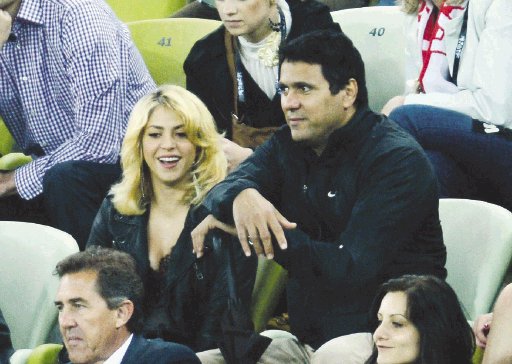  Según un medio colombiano, Shakira sí está embarazada. La cantante presenció ayer el partido de España.