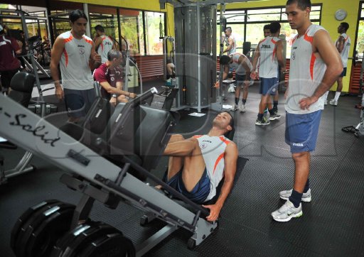 Cancela: “Saprissa tiene un plantel muy fuerte”. Cancela (izq), hoy durante el trabajo de gimnasio. Manuel Vega