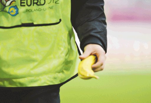  ¿Tiraron banana a Balotelli? Funcionario de la Uefa recogió la fruta luego del juego ante Croacia