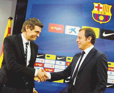  Bajo la sombra de “Pep”. Vilanova junto a Rosell, durante su presentación oficial como técnico del Barça.AFP.