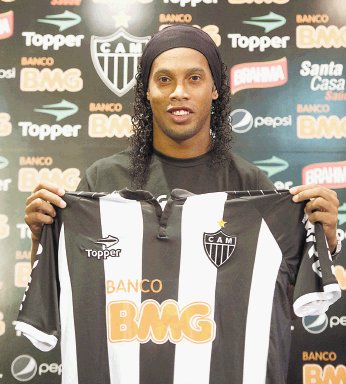 Ronaldinho feliz en el Mineiro. A ver si levanta.Archivo