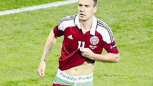 Calzoncillo problemático. Festejo del danés Nicklas Bendtner podría salirle caro.AFP.