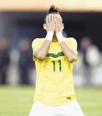  Camarógrafo golpeó a Neymar. El brasileño salió adolorido.