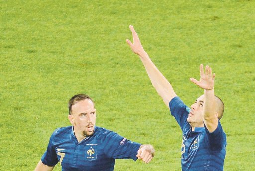  “Vamos a dormir bien”. Benzema y Ribery eufóricos por la conquista.AFP