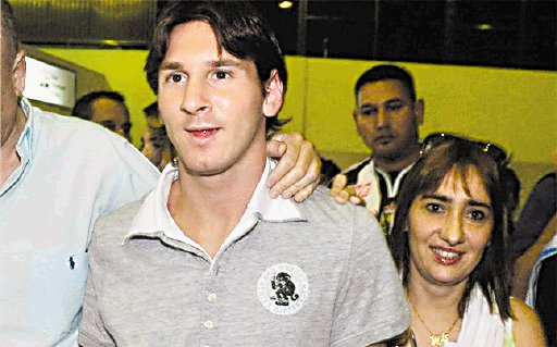  “La pulga” Messi llegó a Cancún. Messi jugará un partido de beneficencia junto a amigos como Mascherano.