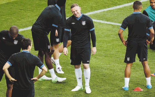 Por eso Wayne Rooney está muerto de la risa. En los entrenamientos luce bien y por eso estará en el partido decisivo ante Ucrania.AP