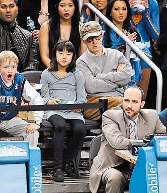  “Knicks son una farsa”. Woody Allen (arriba con anteojos) sufre con los Knicks.