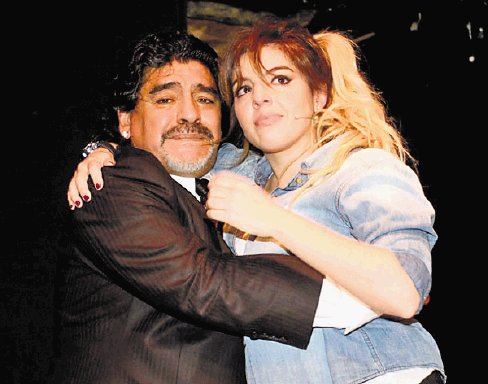  Maradona lloró viendo a Dalma. Maradona mostró su lado paternal.Internet.