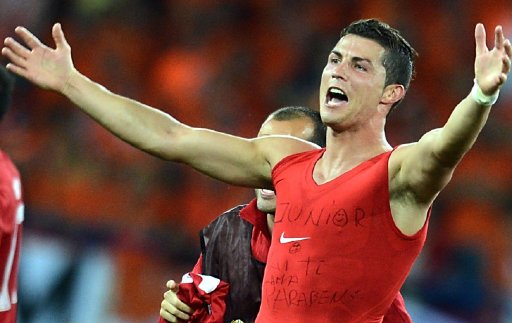 “Junior, papá te ama”, decía la camiseta de Cristiano Ronaldo.. / AFP