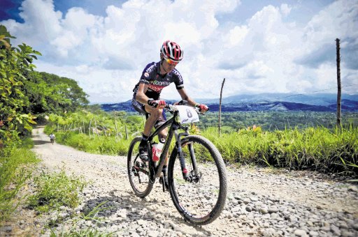 Jonathan Carballo es el papá del mountain bike. Jonathan Carballo avanzó en solitario por el sector de Humo, en Esparza. Marcela Bertozzi.