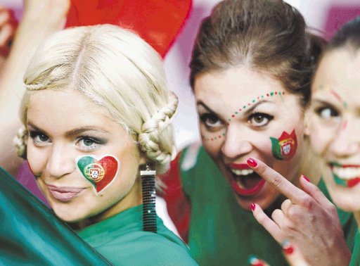 La belleza femenina no ha faltado en ningún partido de la Eurocopa. Estas portuguesas hicieron suspirar a más de uno en el juego.. 