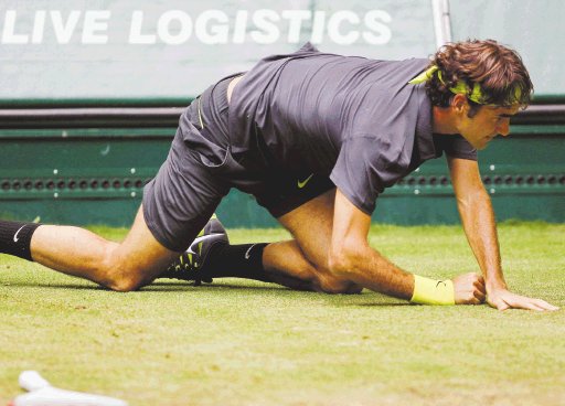  Federer como un “gatito”. Tommy Haas había perdido los últimos nueve partidos ante el tenista suizo. Pero ayer el legendario tenista mordió la hierba.AP