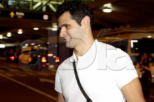  “Soy el “9” que ocupan”. Costa, quien ayer estaba de cumpleaños, fue recibido en el aeropuerto por Enrique Rivers. Esteban Dato.