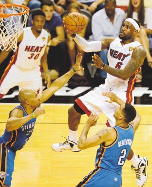  Miami está caliente. A mitad de camino en la final de la NBA, LeBron James no muestra señales de dejar que ésta se le vaya a escapar.AFP.