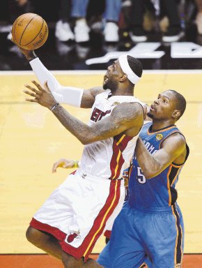  LeBron le gana el pulso a Durant. “Esta es una serie física, y ser agresivo en cada jugada te da cierta ventaja", apuntó LeBron James. EFE.