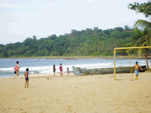  Viajar por Costa Rica le saldrá más barato. Turistas ayer a las 2 :30 p.m. en Playa Bonita, Limón. J. Salazar.